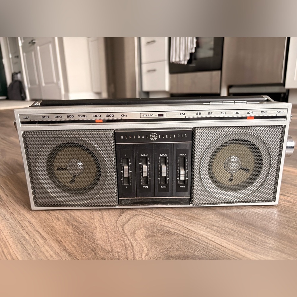 Vintage General Electric GE 7-2450A Portable AM/FM Radio